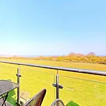 Seaspray - Part Of The The Bay Village With Pool, Gym And Direct Access, Pub, Restaurant, Tennis And Meadows Walks Casa de Férias Filey