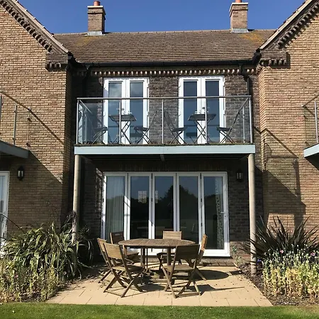Seaspray - Part Of The The Bay Village With Pool, Gym And Direct Access, Pub, Restaurant, Tennis And Meadows Walks *