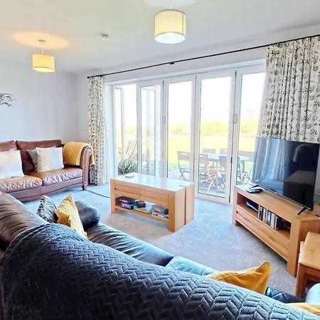 Seaspray - Part Of The The Bay Village With Pool, Gym And Direct Access, Pub, Restaurant, Tennis And Meadows Walks Filey